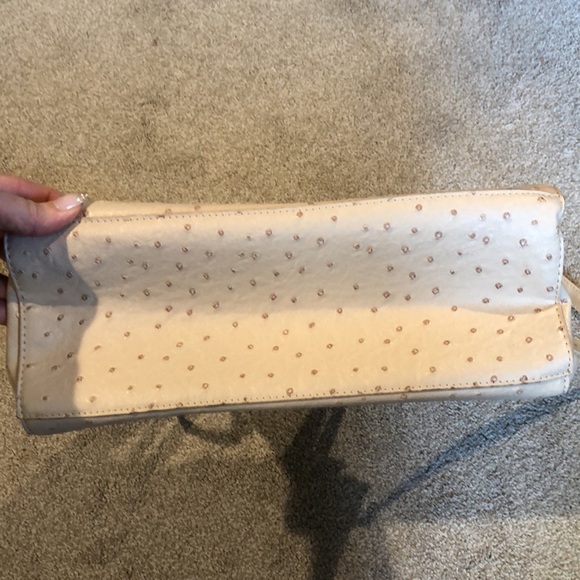 Crossi Woman’s Ostrich Faux Leather Bow Camel Tan Double Pocket Gold Zip Bag - Picture 3 of 8